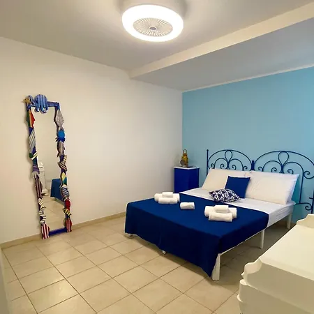 Marechiara - Independent Ground-floor Unit In With Private Patio, Just 50 M From The Sea And Steps From The Train Station Tatil Evi