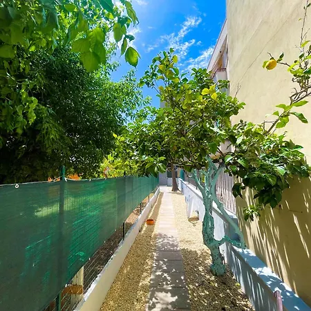 Marechiara - Independent Ground-floor Unit In With Private Patio, Just 50 M From The Sea And Steps From The Train Station