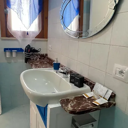 Casa de Férias Marechiara - Independent Ground-floor Unit In With Private Patio, Just 50 M From The Sea And Steps From The Train Station *